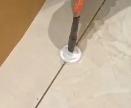 永州市瓷砖空鼓维修公司专业解答瓷砖在铺贴过程中，如果没有涂抹均匀到位的粘结材料（如水泥砂浆或瓷砖胶），可能会导致以下问题
