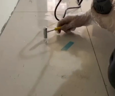 永州市瓷砖开裂维修公司专业分享瓷砖在铺贴前如果没有沥干水分，将会导致以下问题